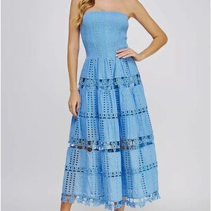 Eyelet tube strapless dress in cotton crochet lace. Color: Chambray